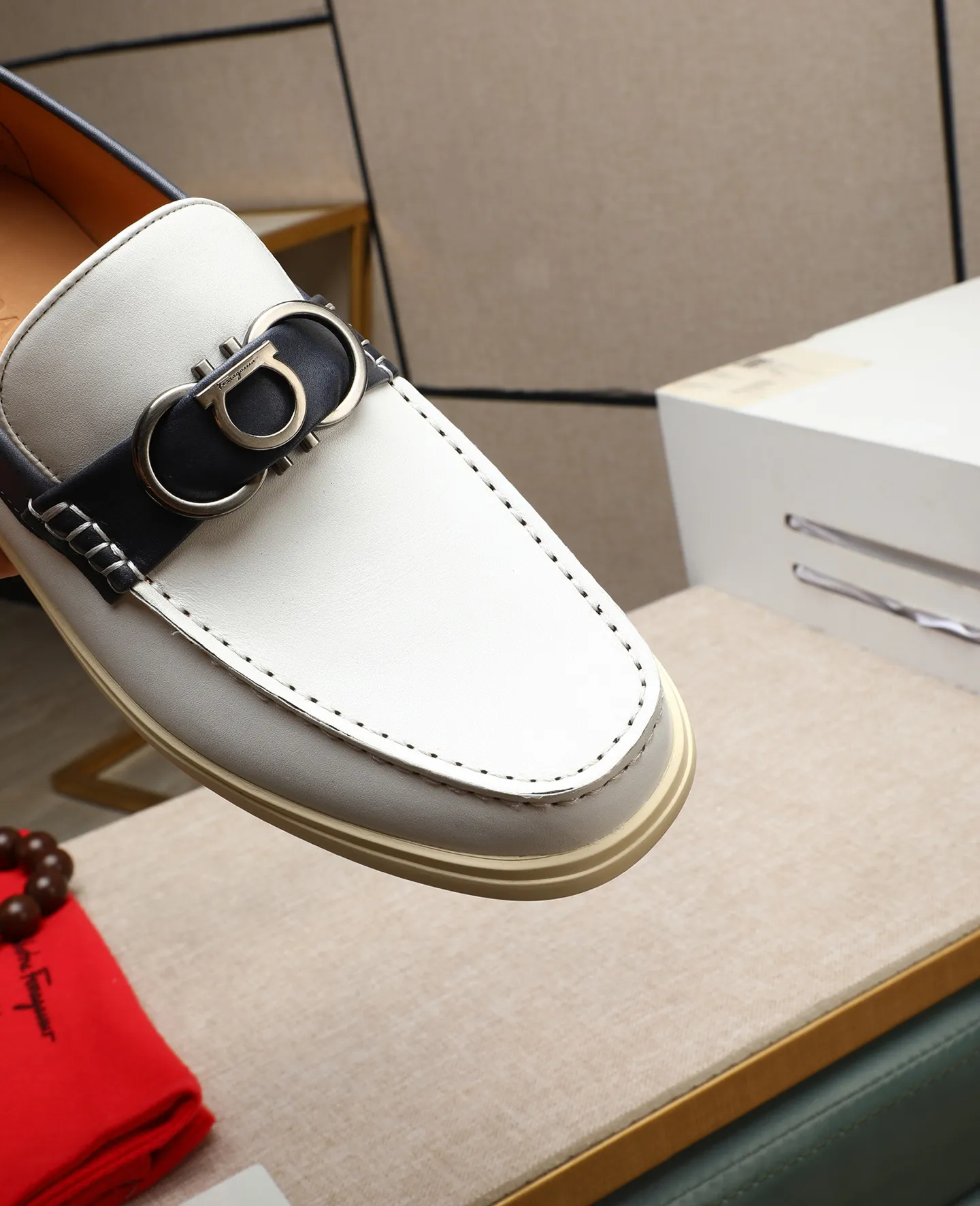 Men's shoes 💰580 📛📛(water-dyed cow lining) Salvatore Ferragamo high-end (Salvatore Ferragamo) is the top international luxury footwear brand. It comes from the fashion kingdom of Italy. It is famous all over the world for its traditional handmade design and novel styles... 🚶🏻🚶🏻New suit shoes are available simultaneously at the counter. This style is purely handmade. The fabric is imported Italian calfskin➕Soft water-dyed cowhide lining. Original authentic outsole🌀🌀Size: 38➖44 (45 46 customized)